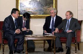Mori, Putin hold talks in St. Petersburg